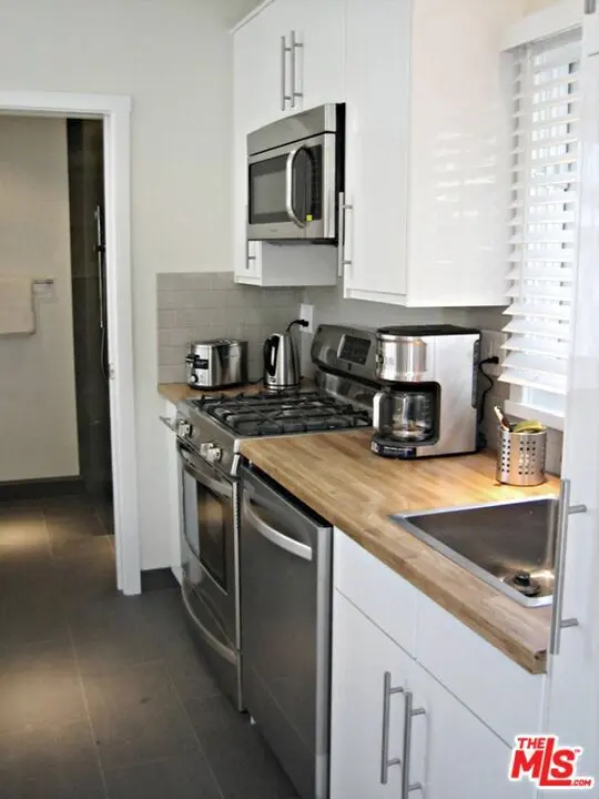 Residential Lease for rent at 4125 1/4 Huron Avenue 1/4, Culver City, Los Angeles County, CA featuring 1 bed and 1 bath