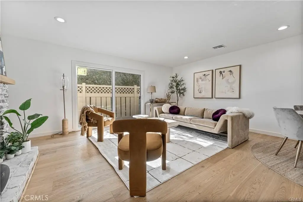 Condominium for sale at 4365 Mclaughlin 25, Los Angeles, CA featuring 2 beds and 3 baths