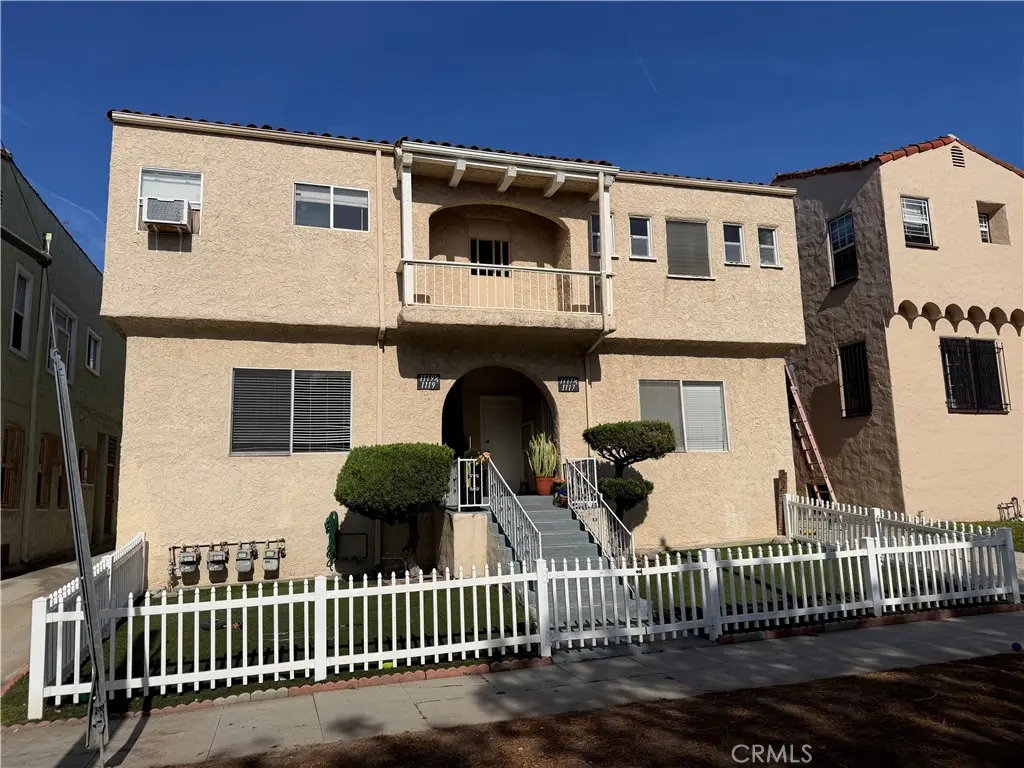Residential Lease for rent at 1117 Queen Anne, Los Angeles, Los Angeles County, CA featuring 2 beds and 1 bath