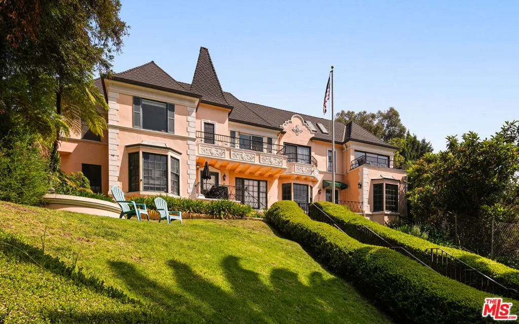Residential Lease for rent at 1954 Hillcrest Road 8, Los Angeles, Los Angeles County, CA featuring 2 beds and 2 baths
