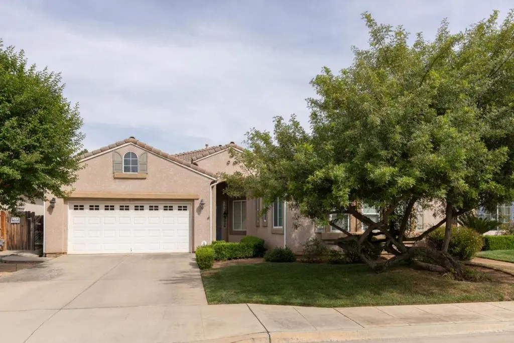 1827 N Joshua Avenue, Clovis, CA — listing photo 1