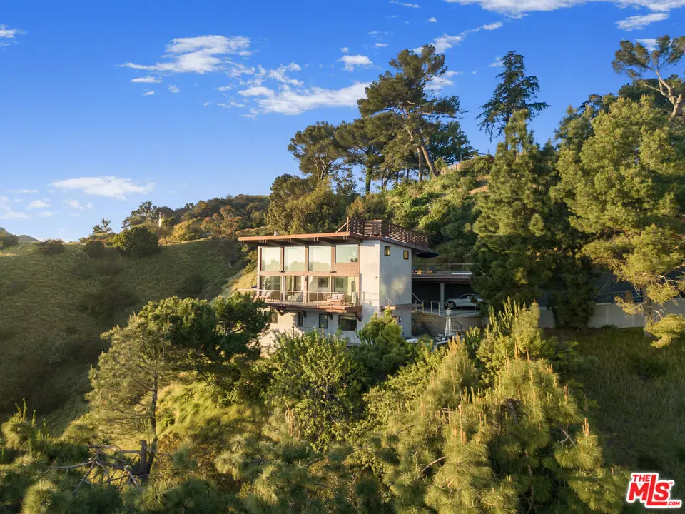 Residential Lease for rent at 1735 Summitridge Drive, Beverly Hills, Los Angeles County, CA featuring 4 beds and 5 baths