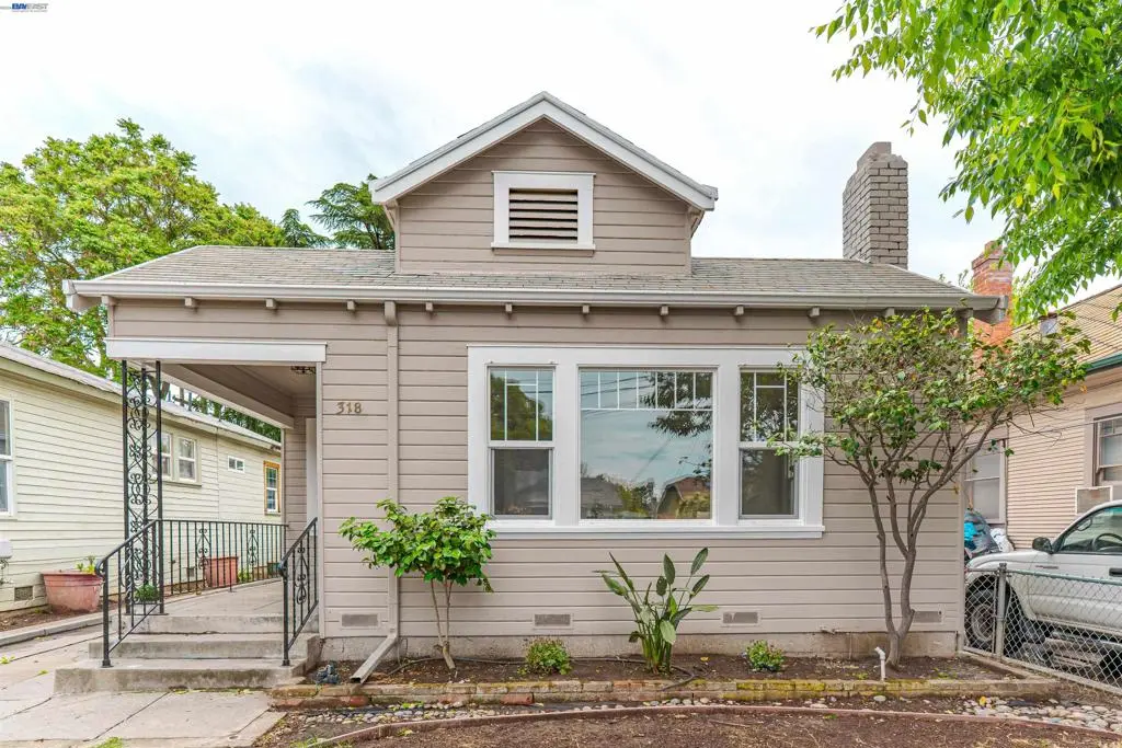 Single Family Residence for sale at 318 E Pine St, Stockton, CA featuring 2 beds and 1 bath