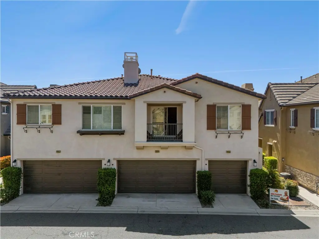 19354 Laroda Lane 165, Saugus, CA — listing photo 1