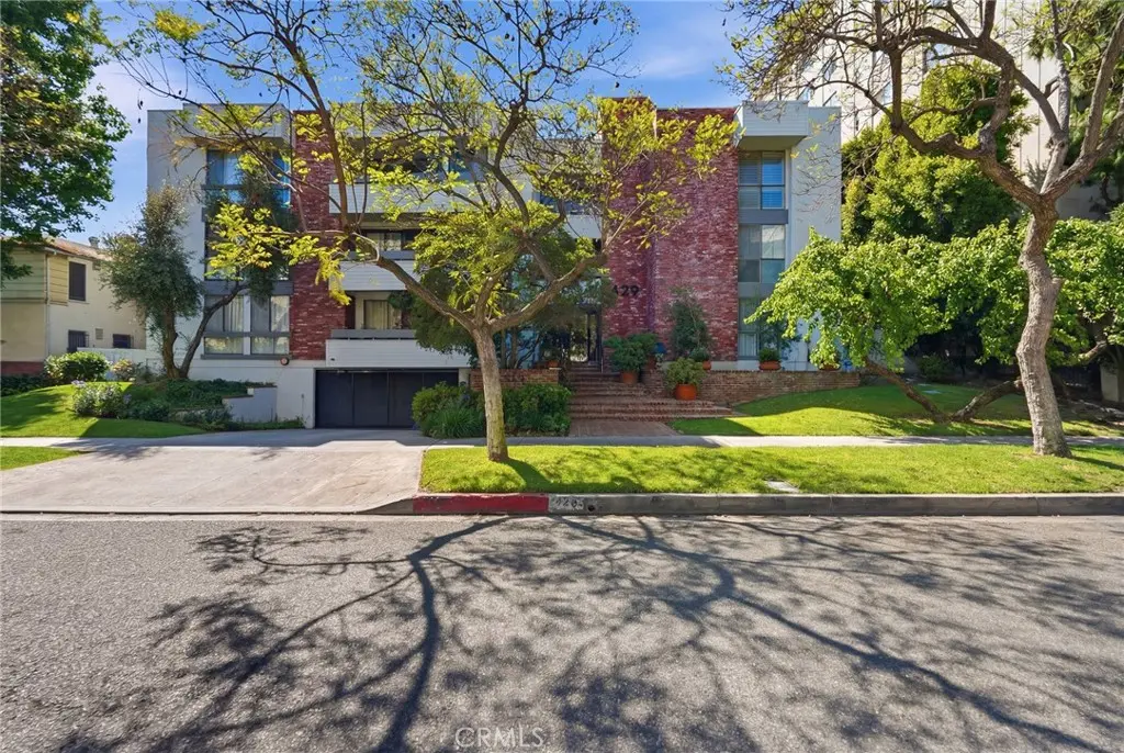 Condominium for sale at 429 N Oakhurst Drive 301, Beverly Hills, CA featuring 2 beds and 1 bath