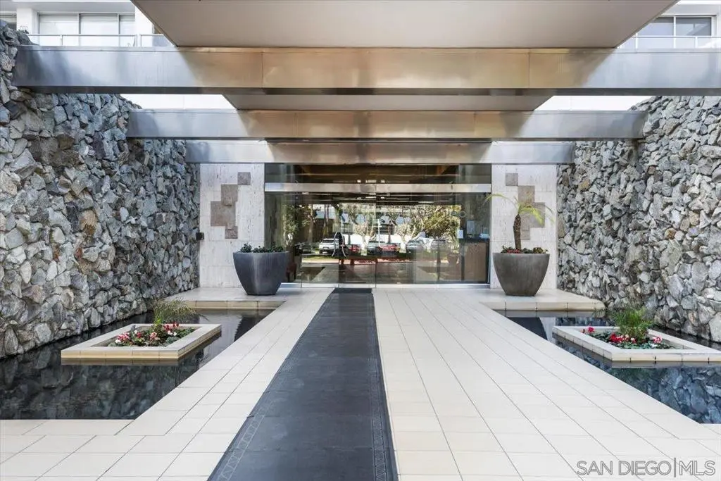 Residential Lease for rent at 1830 Avenida Del Mundo 1210, Coronado, San Diego County, CA featuring 1 bed and 2 baths
