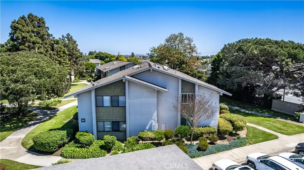 8566 19-G Van Ness Court, Huntington Beach, CA — listing photo 1