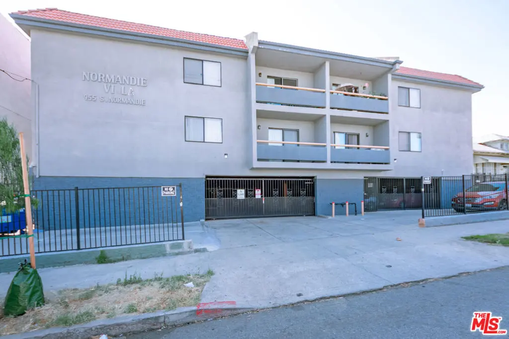 Residential Lease for rent at 955 S Normandie Avenue 201, Los Angeles, Los Angeles County, CA featuring 2 beds and 2 baths