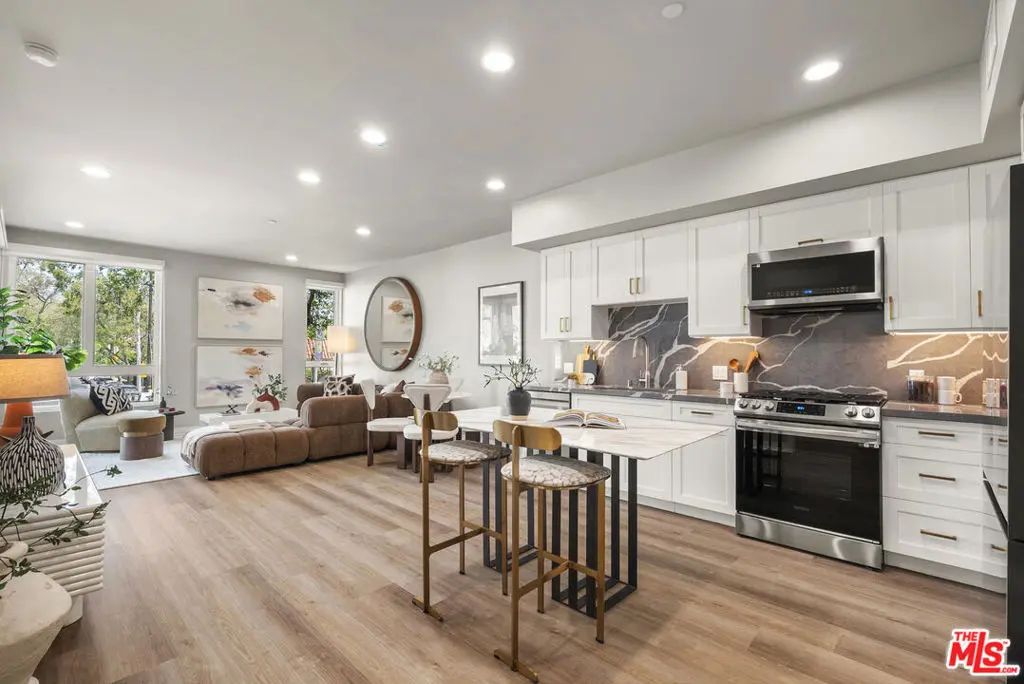 Residential Lease for rent at 7428 Santa Monica Boulevard 308, West Hollywood, Los Angeles County, CA featuring 1 bed and 1 bath