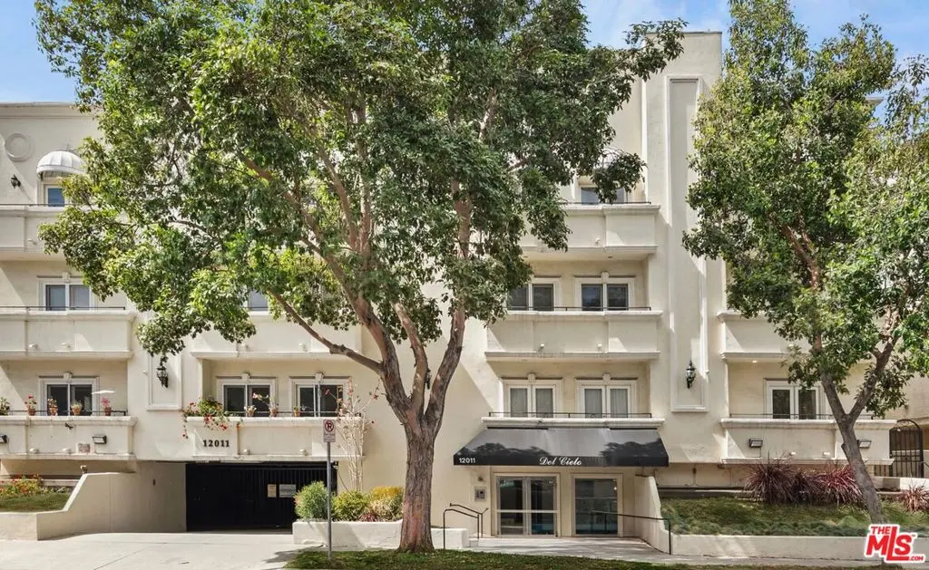 Residential Lease for rent at 12011 Goshen Avenue 102, Los Angeles, Los Angeles County, CA featuring 2 beds and 3 baths