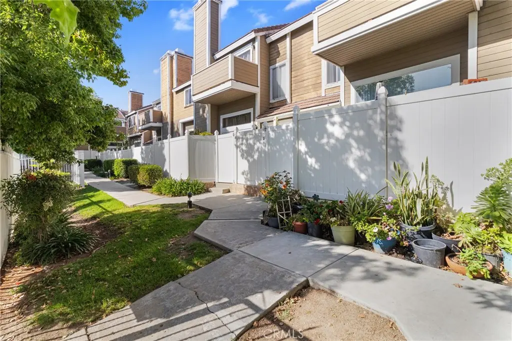 1941 Glenoaks 190, San Fernando, CA — listing photo 1