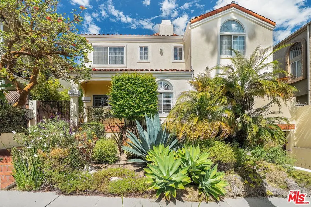 Residential Lease for rent at 1121 21st Street 1, Santa Monica, Los Angeles County, CA featuring 3 beds and 3 baths