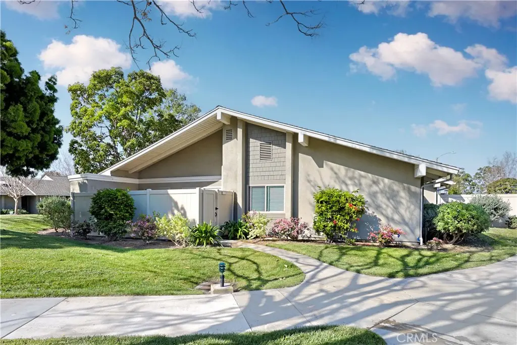 Condominium for sale at 8933 Amador Circle #1316E, Huntington Beach, CA featuring 3 beds and 2 baths