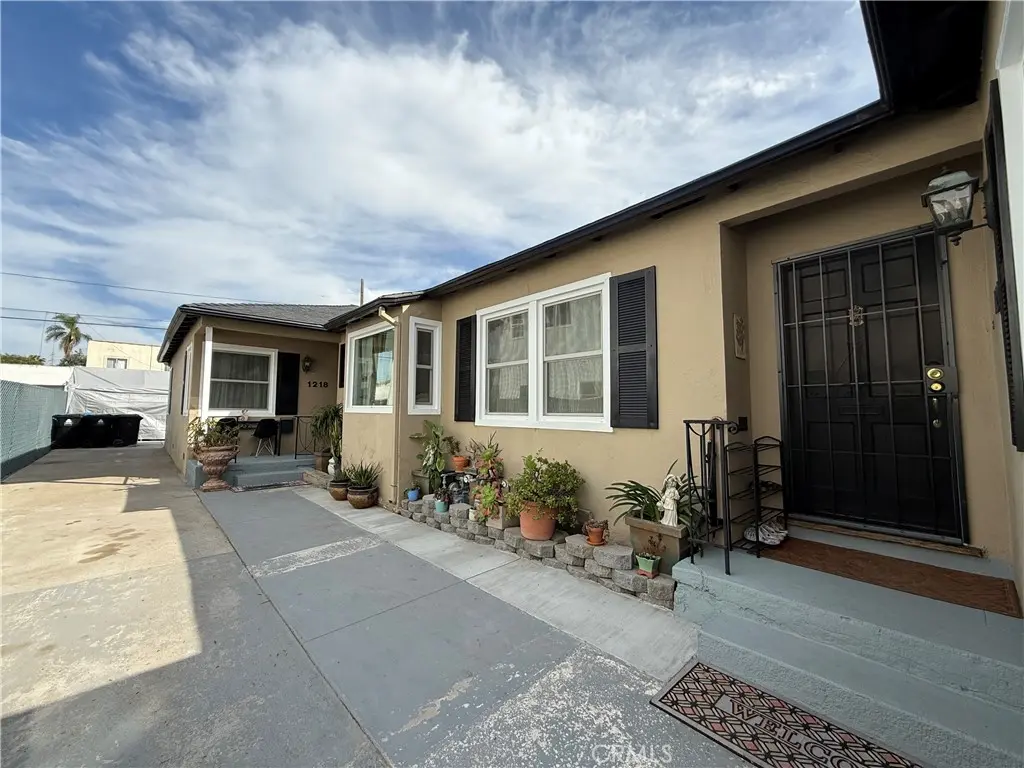 Residential Lease for rent at 1216 S Cochran, Los Angeles, Los Angeles County, CA featuring 2 beds and 2 baths