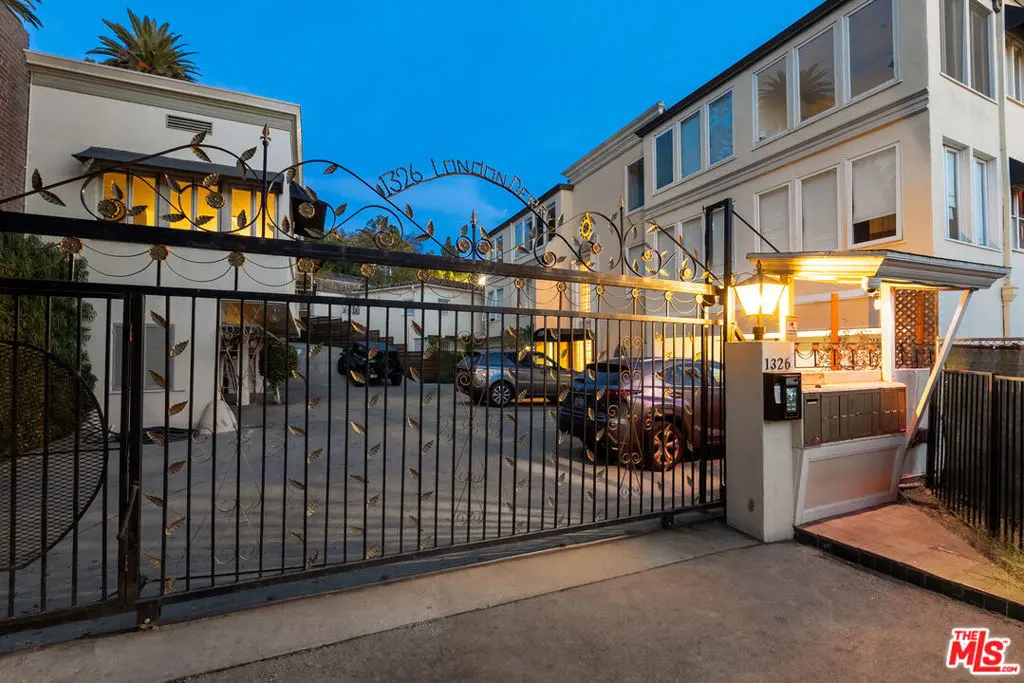 Residential Lease for rent at 1326 Londonderry View Drive 5, Los Angeles, Los Angeles County, CA featuring 2 beds and 2 baths