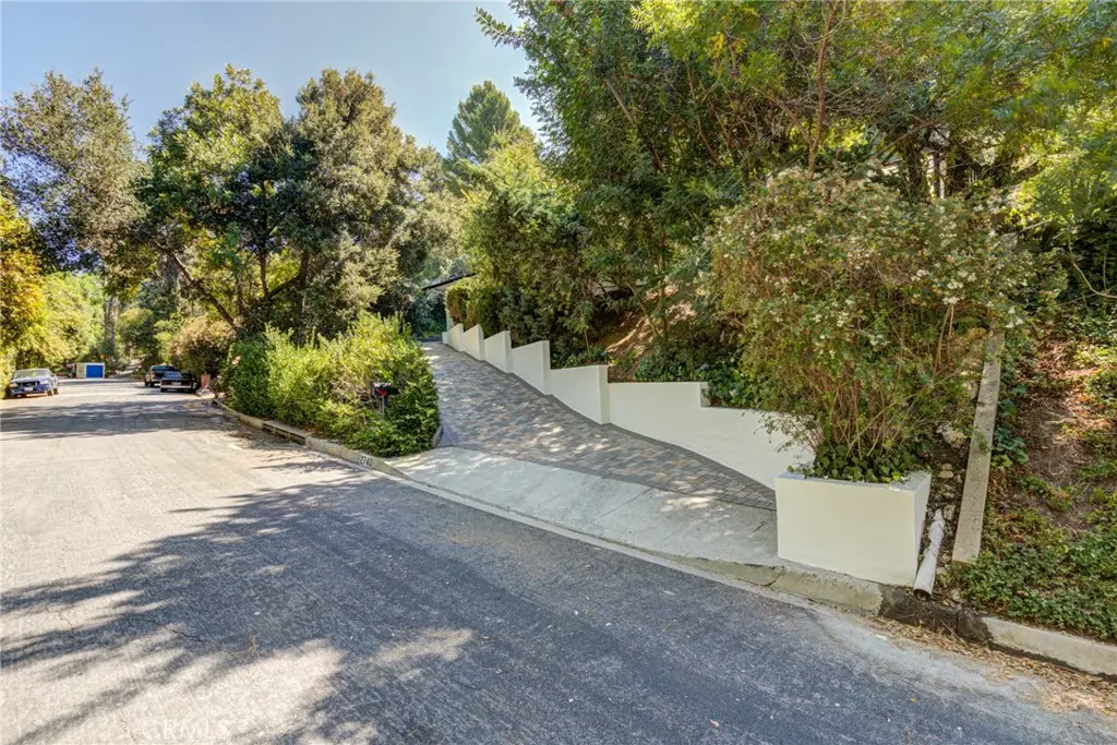 Residential Lease for rent at 2740 Hutton Drive, Beverly Hills, Los Angeles County, CA featuring 2 beds and 2 baths
