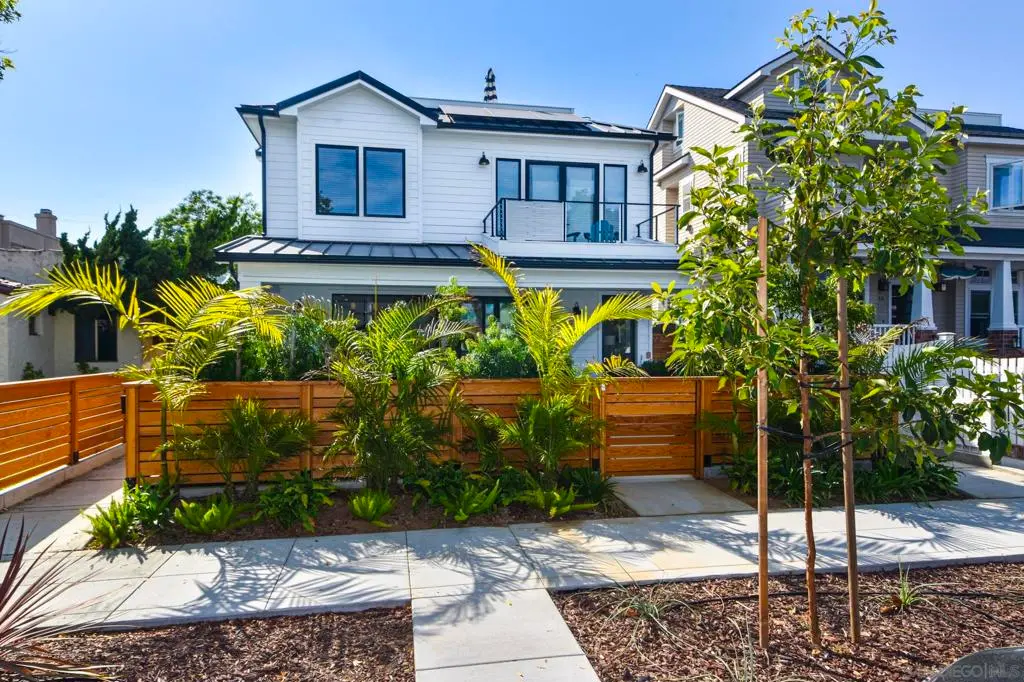 Single Family Residence for rent at 924 D Ave, Coronado, CA featuring 5 beds and 3 baths