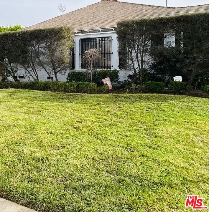 Single Family Residence for sale at 3506 S Redondo Boulevard, Los Angeles, CA featuring 3 beds and 2 baths