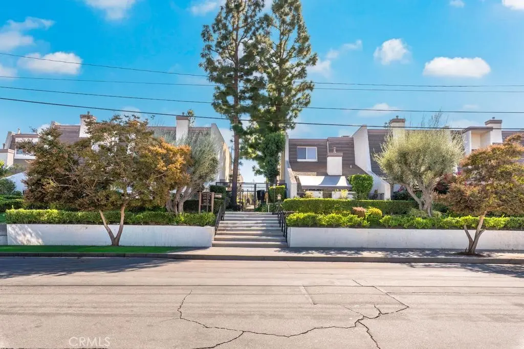 18340 Collins D, Tarzana, CA — listing photo 1