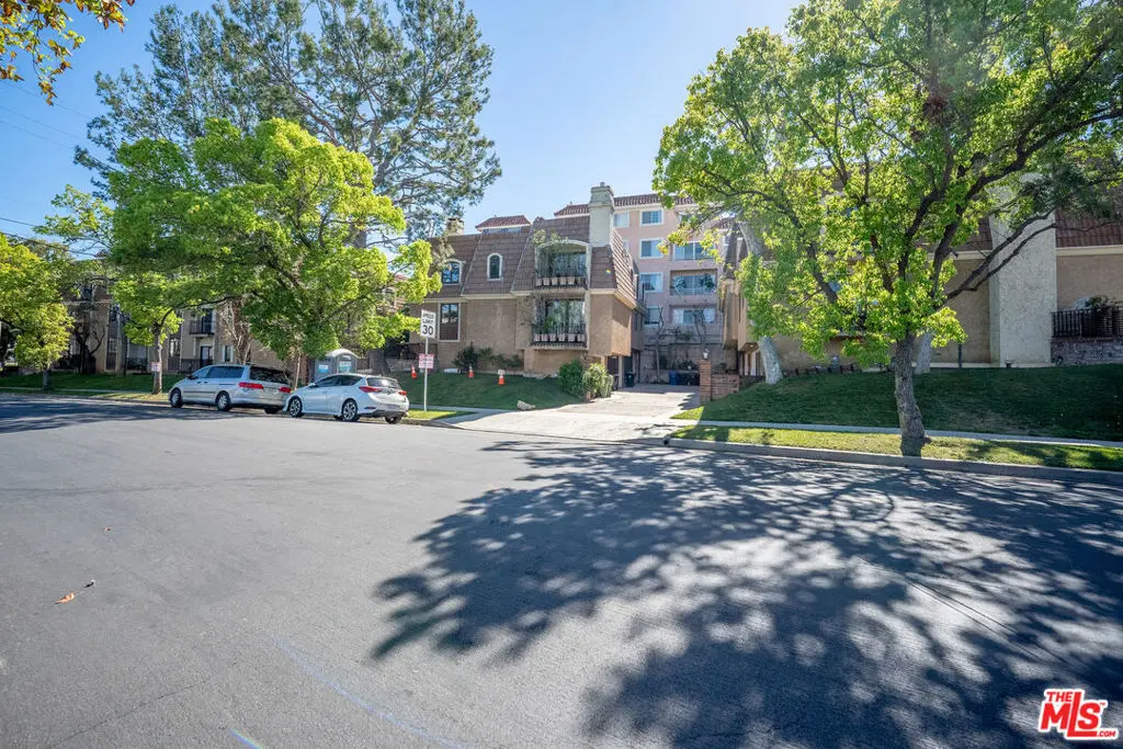 Condominium for sale at 4368 W 8th Street 17, Los Angeles, CA featuring 3 beds and 3 baths
