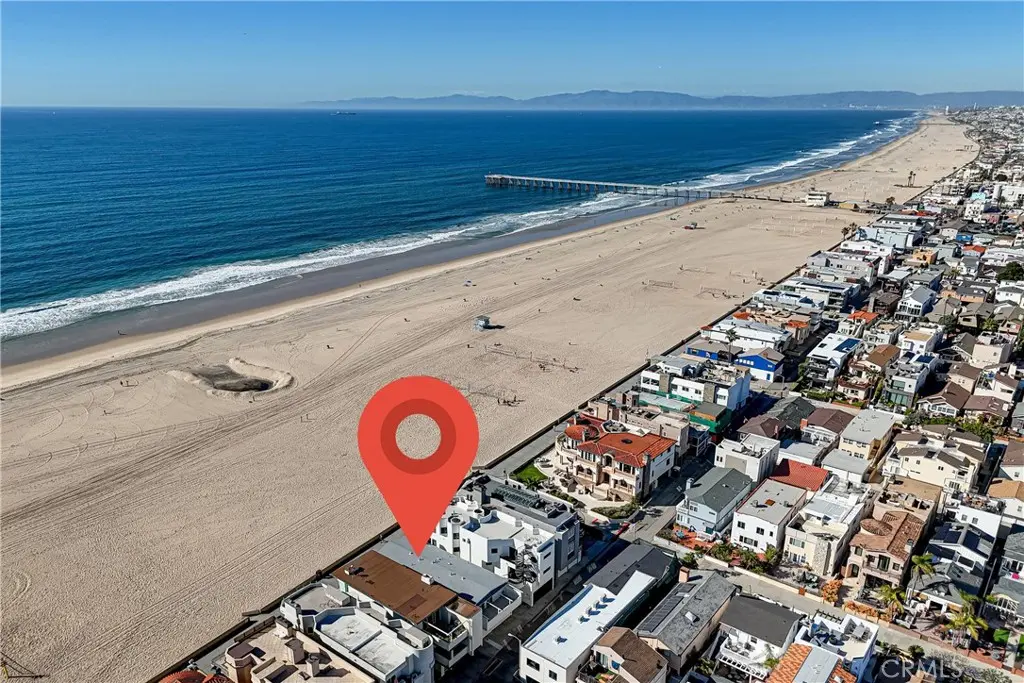 Residential Lease for rent at 532 The Strand, Hermosa Beach, Los Angeles County, CA featuring 2 beds and 2 baths