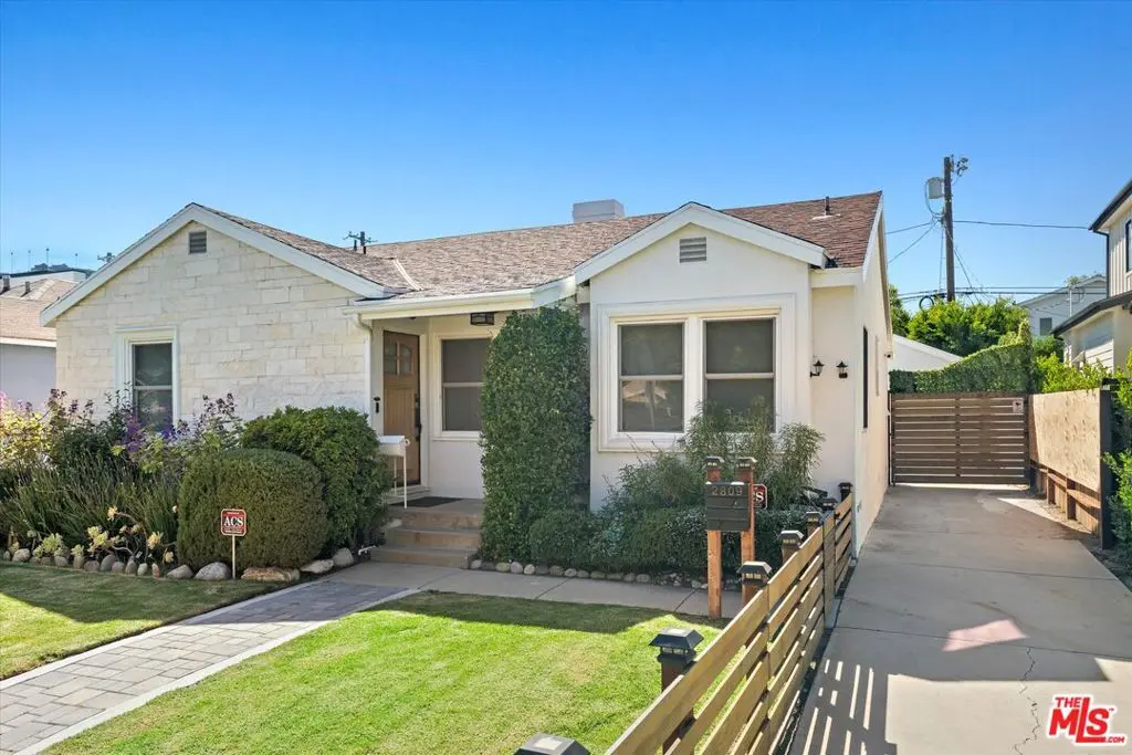 Residential Lease for rent at 2809 S Canfield Avenue, Los Angeles, Los Angeles County, CA featuring 3 beds and 2 baths