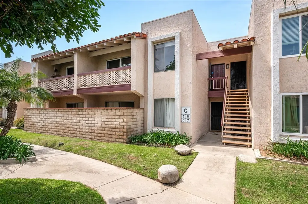 Condominium for sale at 700 W La Veta C6, Orange, CA featuring 2 beds and 2 baths