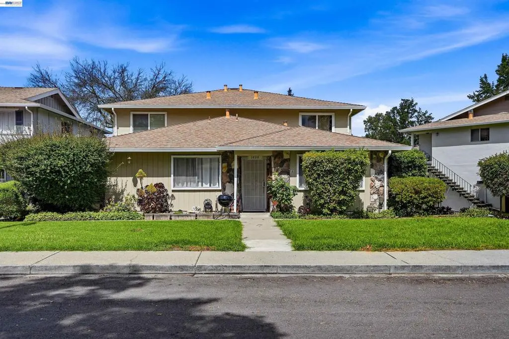 Condominium for sale at 1494 Del Rio Cir D, Concord, CA featuring 2 beds and 1 bath