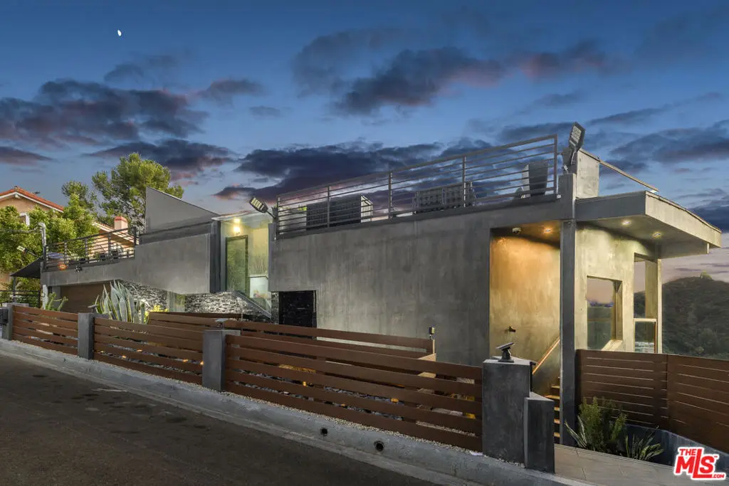Residential Lease for rent at 2271 Gloaming Way, Beverly Hills, Los Angeles County, CA featuring 4 beds and 5 baths