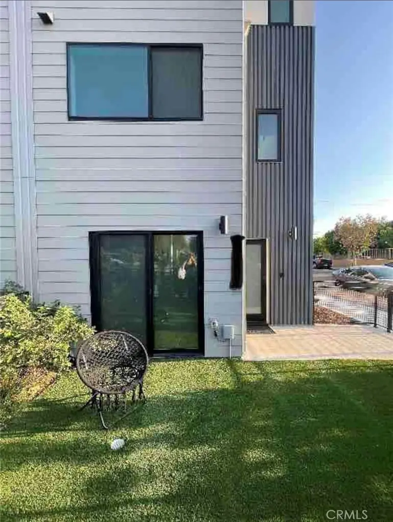 11326 victory blvd, North Hollywood, CA — listing photo 1