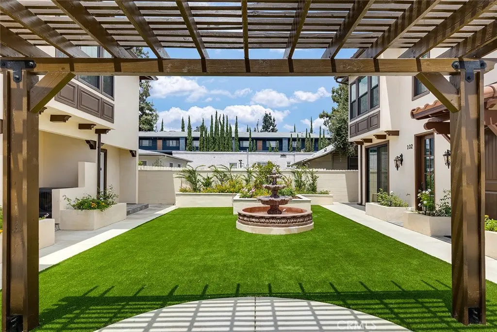 Residential Lease for rent at 89 N Grand Oaks Ave 103, Pasadena, Los Angeles County, CA featuring 2 beds and 3 baths