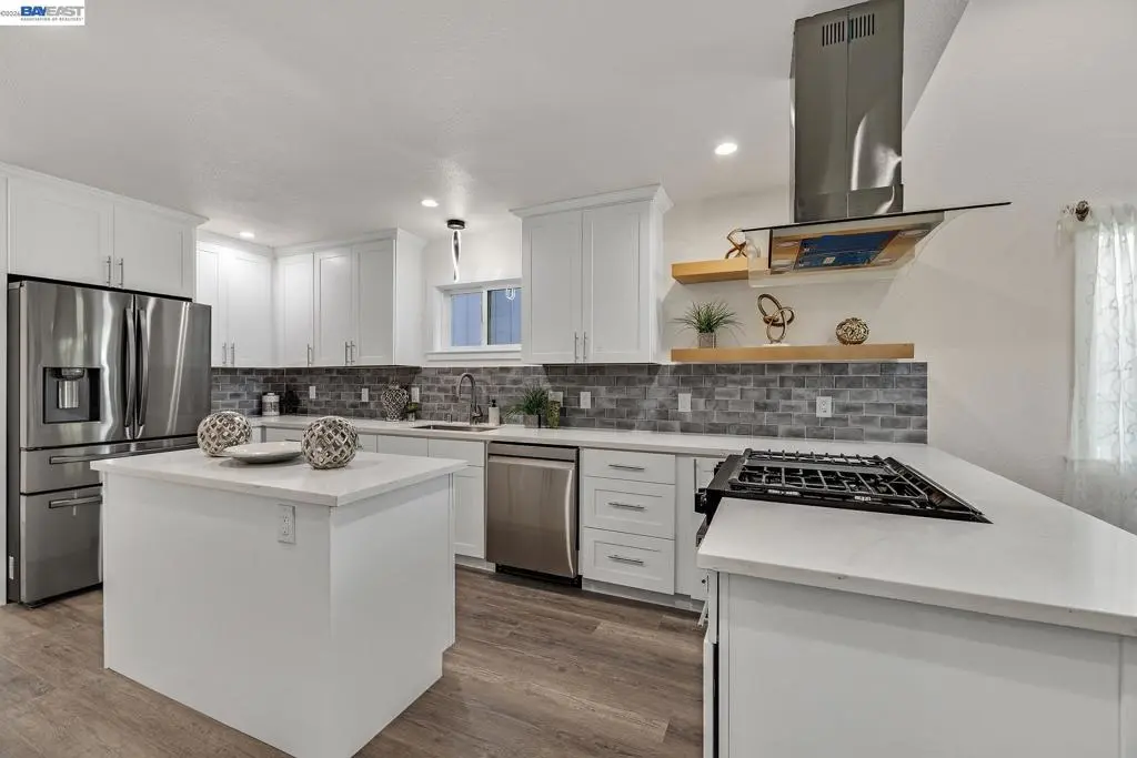 Single Family Residence for sale at 1515 Center St, Oakland, CA featuring 5 beds and 3 baths