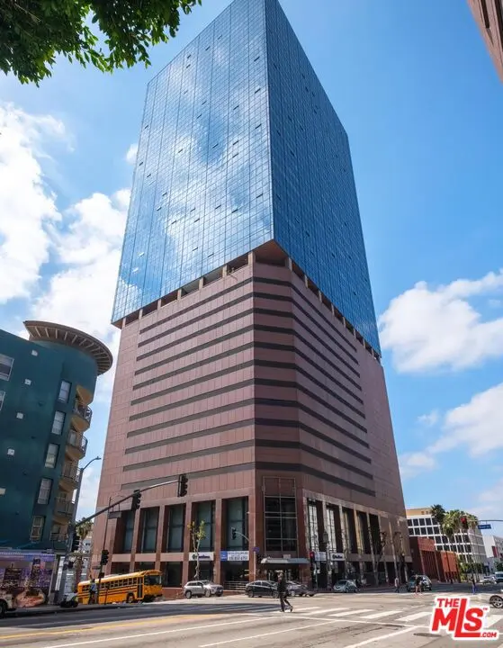 Residential Lease for rent at 1100 Wilshire Boulevard 2811, Los Angeles, Los Angeles County, CA featuring 2 beds and 1 bath