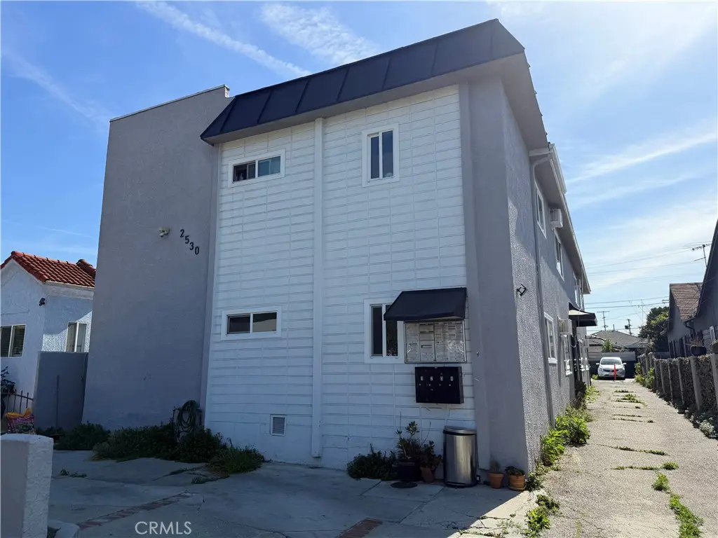 Residential Lease for rent at 2530 Carmona, Los Angeles, Los Angeles County, CA featuring 3 beds and 1 bath