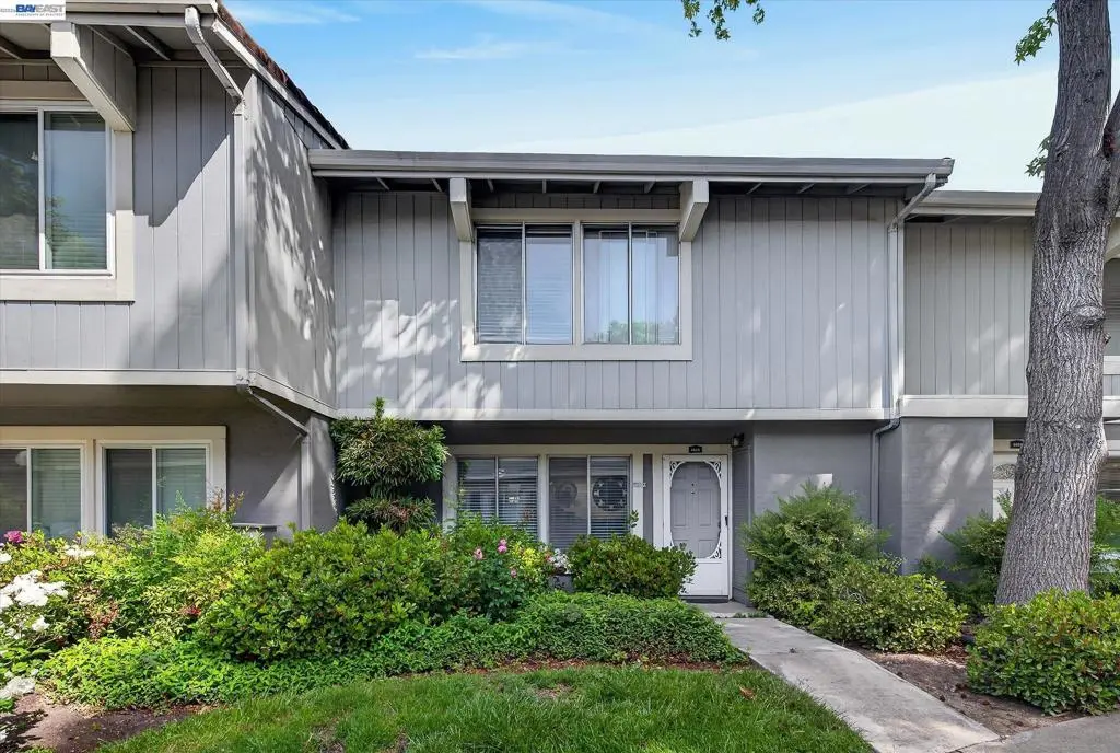 Townhouse for sale at 4416 Comanche Way, Pleasanton, CA featuring 3 beds and 2 baths
