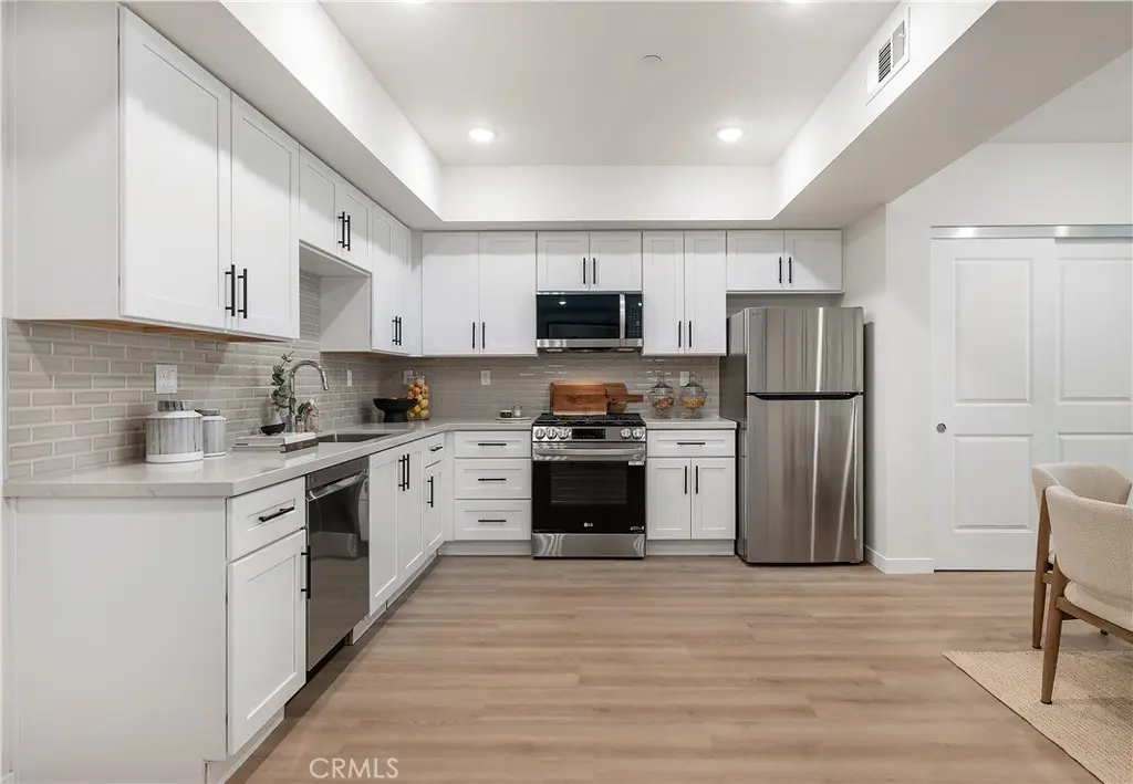 Residential Lease for rent at 1303 S Orange Grove Avenue 601, Los Angeles, Los Angeles County, CA featuring 3 beds and 2 baths