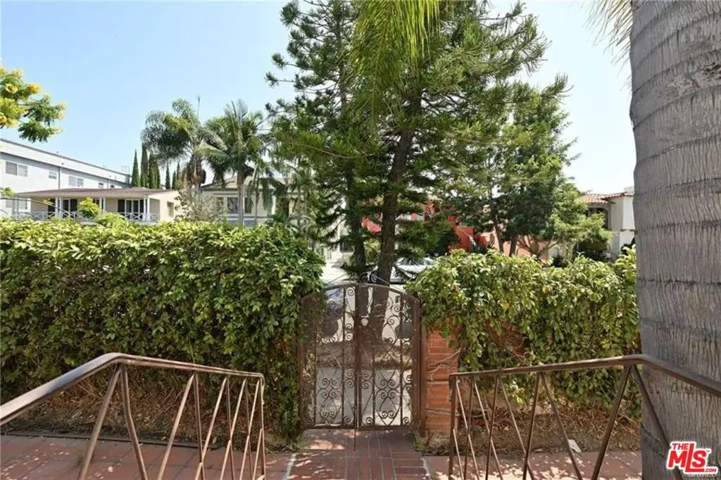Residential Lease for rent at 7929 Blackburn Avenue 5, Los Angeles, Los Angeles County, CA featuring 2 beds and 1 bath