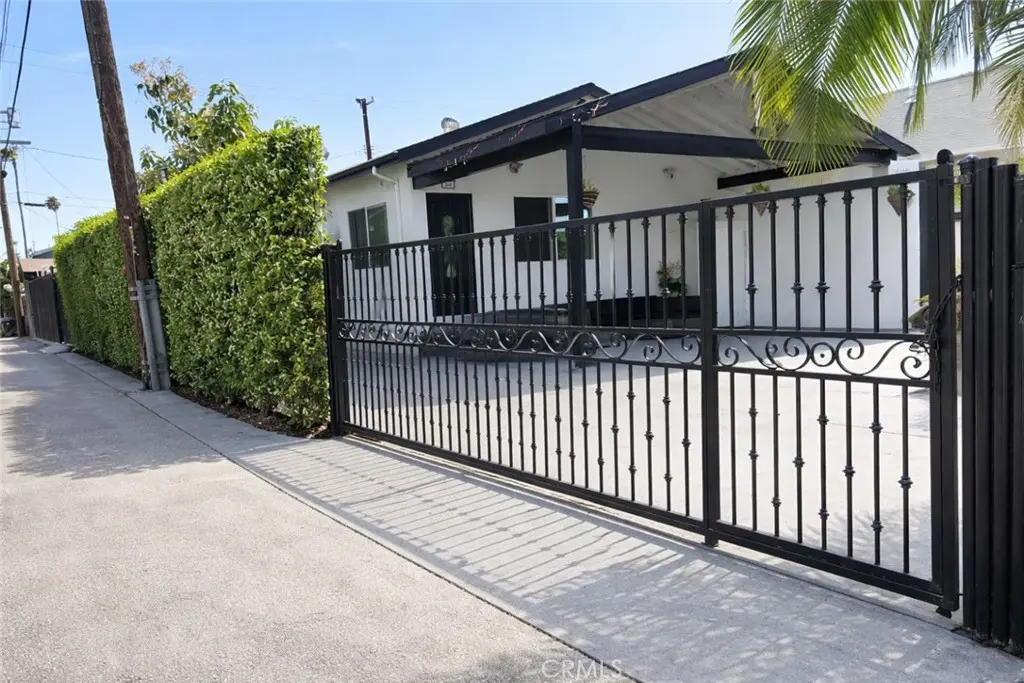Single Family Residence for sale at 316 W 73rd, Los Angeles, CA featuring 6 beds and 4 baths