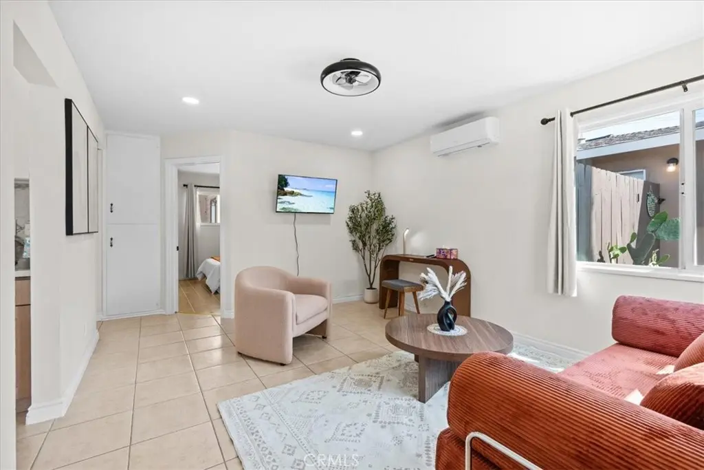 Single Family Residence for rent at 1097 Bonita Street, Tustin, CA featuring 2 beds and 1 bath