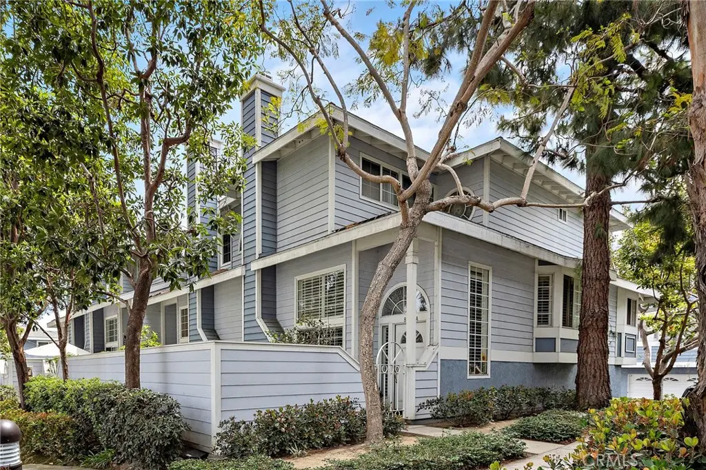 Condominium for sale at 8125 Surfline Dr A, Huntington Beach, CA featuring 2 beds and 3 baths