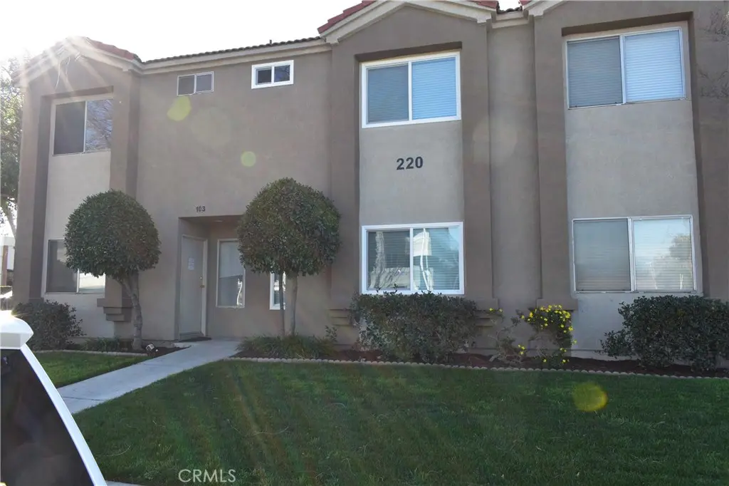 Townhouse for rent at 260 W 3rd, Corona, CA featuring 2 beds and 2 baths