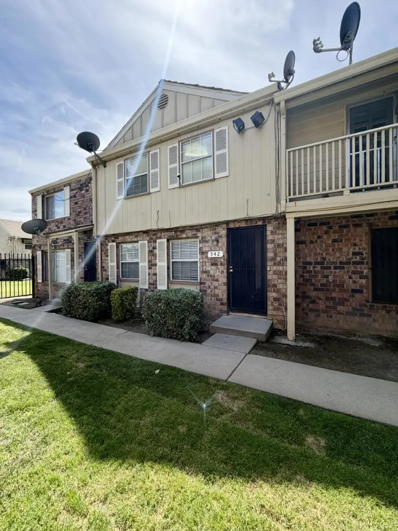 Townhouse for sale at 542 Salem Way, Stockton, CA featuring 3 beds and 2 baths