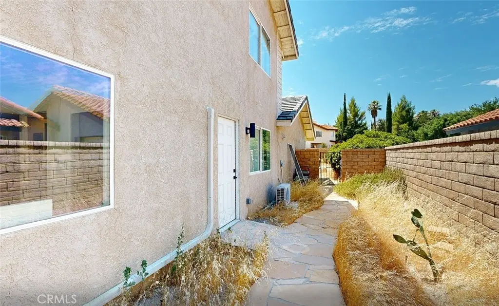 Residential Lease for rent at 5637 Redwood B, Palmdale, Los Angeles County, CA featuring 2 beds and 1 bath
