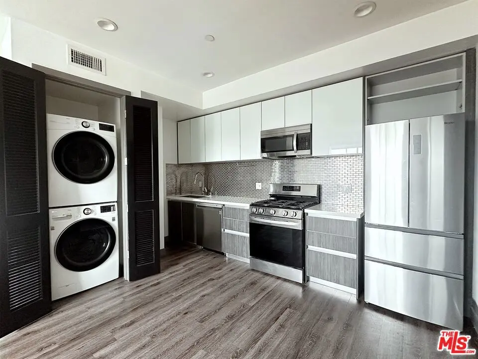 Residential Lease for rent at 552 N Hobart Boulevard 316, Los Angeles, Los Angeles County, CA featuring 1 bed and 2 baths