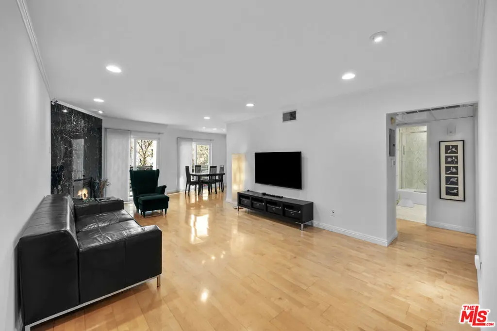 Residential Lease for rent at 1515 S Beverly Drive 202, Los Angeles, Los Angeles County, CA featuring 2 beds and 2 baths
