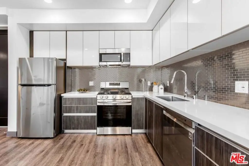Residential Lease for rent at 552 N Hobart Boulevard 207, Los Angeles, Los Angeles County, CA featuring 1 bed and 2 baths