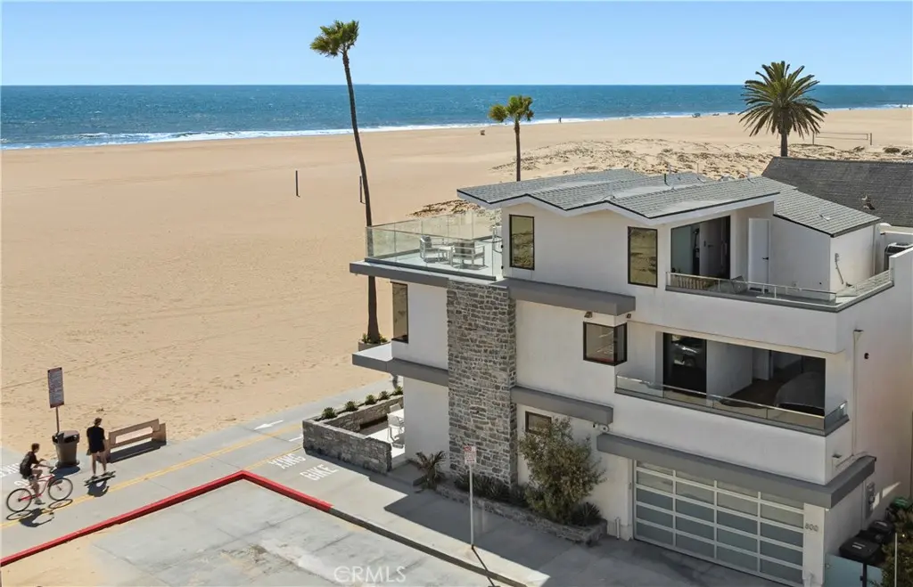 Residential Lease for rent at 800 W Oceanfront, Newport Beach, Orange County, CA featuring 3 beds and 5 baths