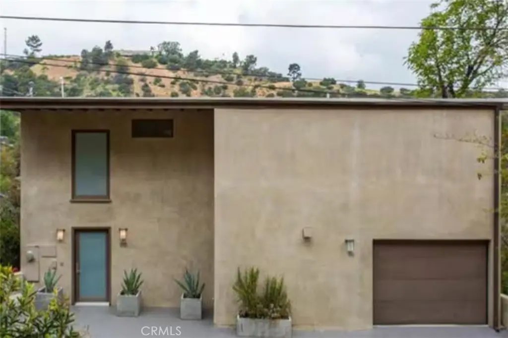 Residential Lease for rent at 2115 Groveland, Los Angeles, Los Angeles County, CA featuring 2 beds and 2 baths