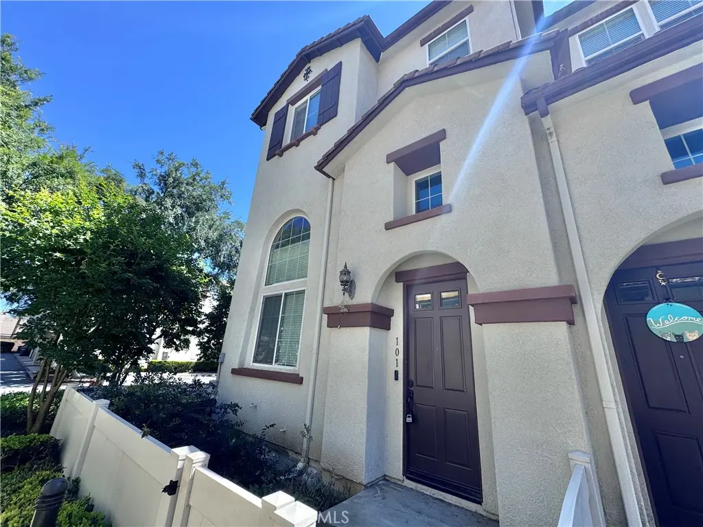 Condominium for sale at 33700 Willow Haven, Murrieta, CA featuring 3 beds and 3 baths