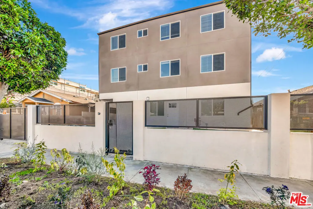 Residential Lease for rent at 1584 W 37th Street Room 3, Los Angeles, Los Angeles County, CA featuring 1 bed and 1 bath